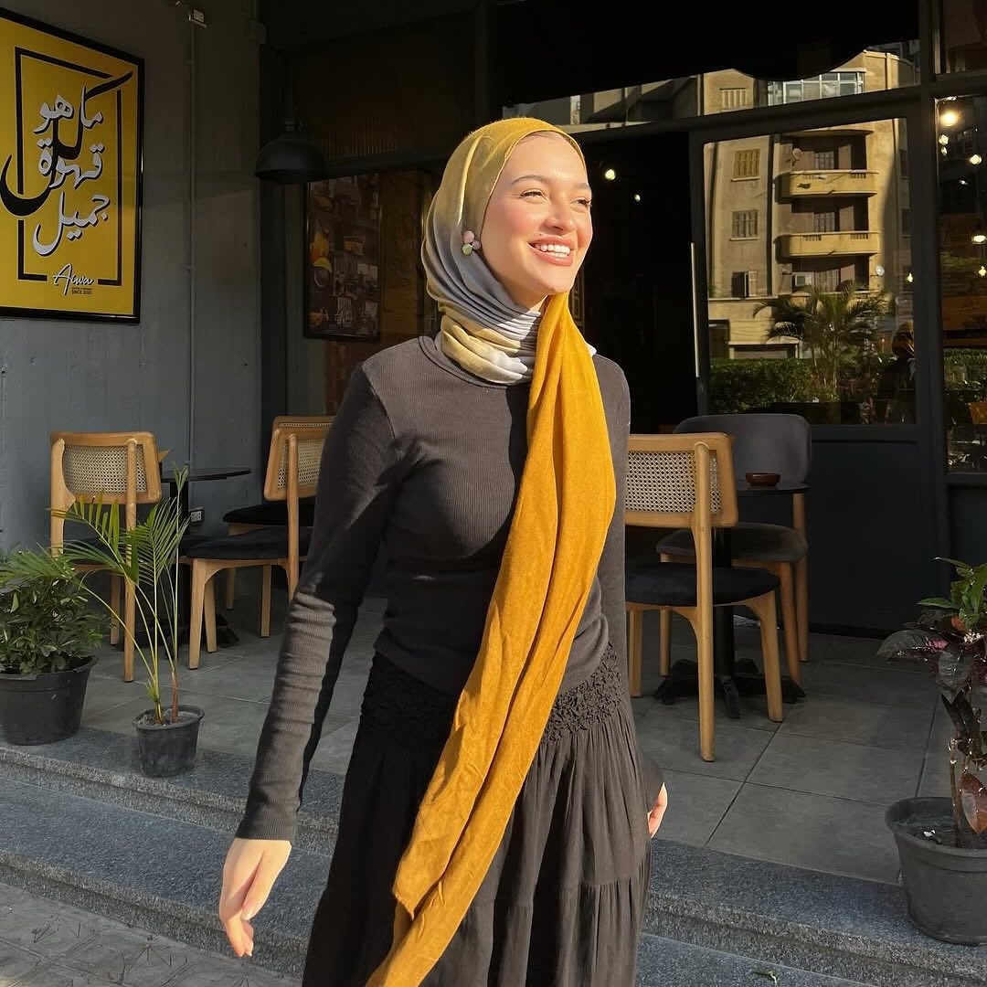 Degradee dark yellow &amp; gray