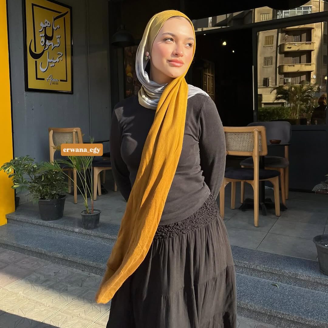 Degradee dark yellow &amp; gray